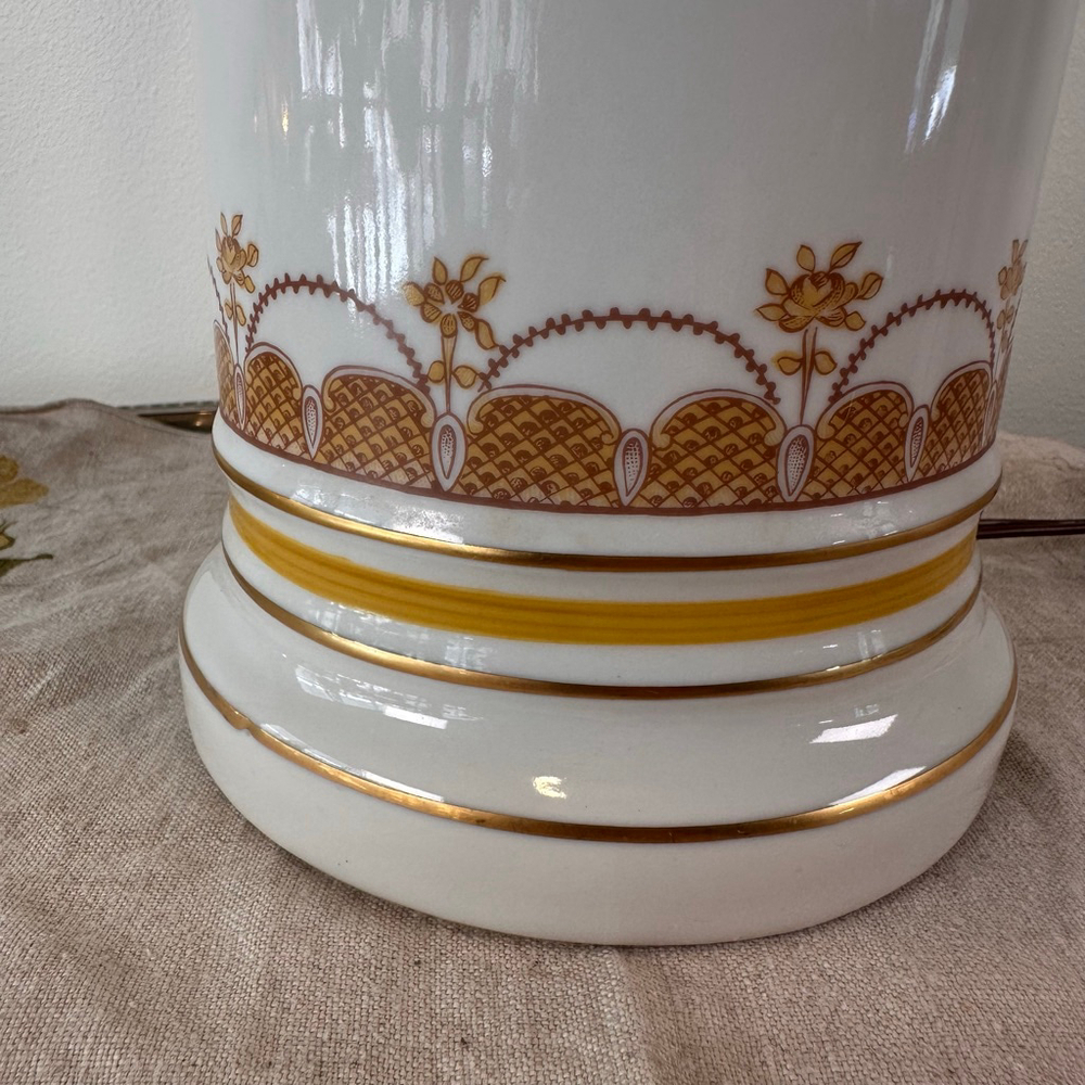 Vintage Mid-Century Ceramic Table Lamp | White w/ Harvest Gold Trim | Regency - Picture 7 of 8